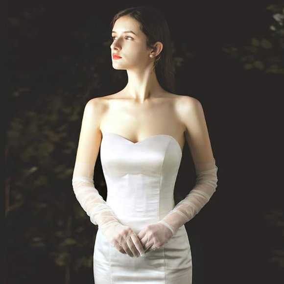 Sheer Tulle Wedding Gloves 🤍 - Picture 4 of 5